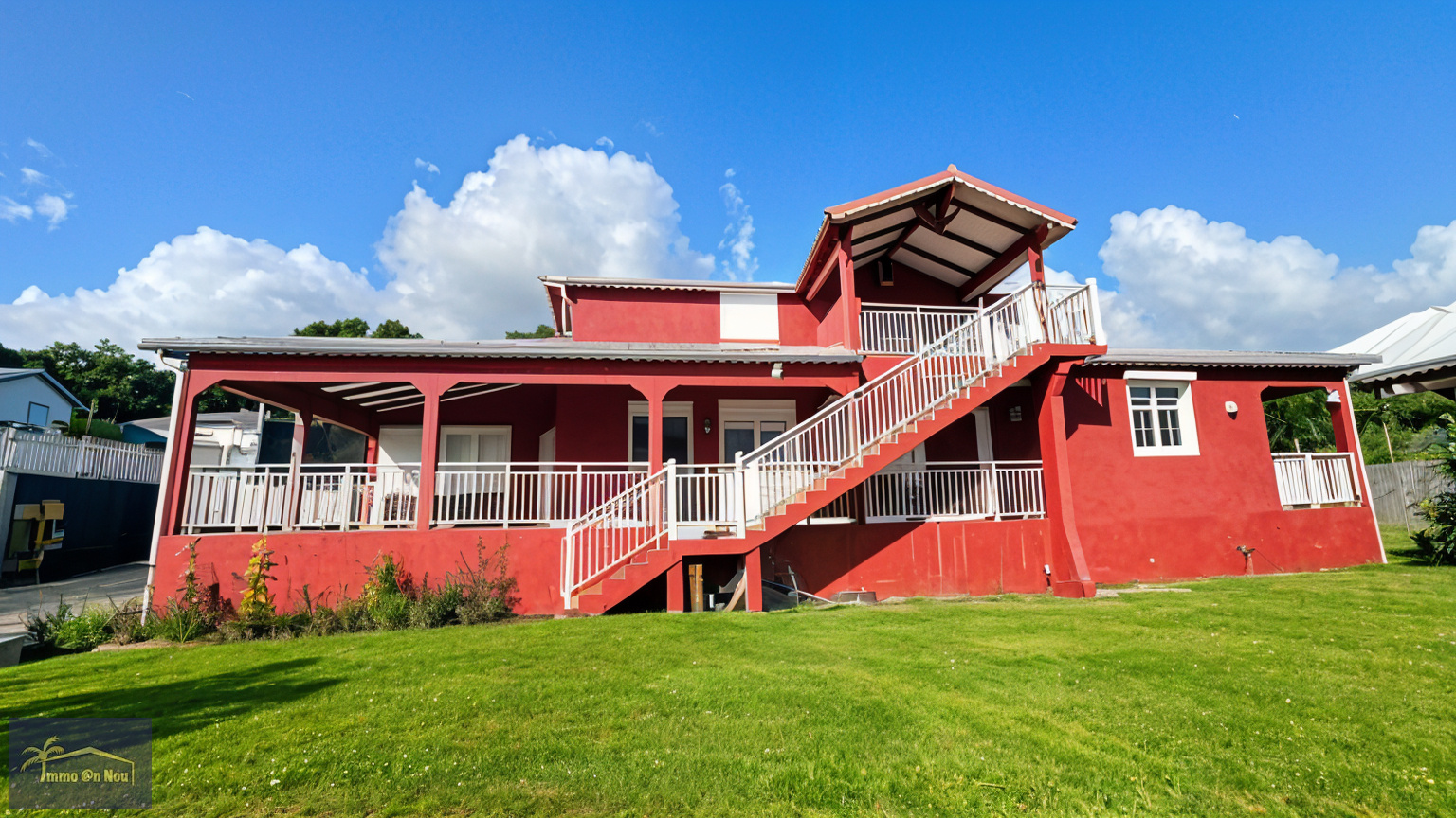 SAINT-CLAUDE   Élégante villa avec appartement indépendant, vue mer et montagne