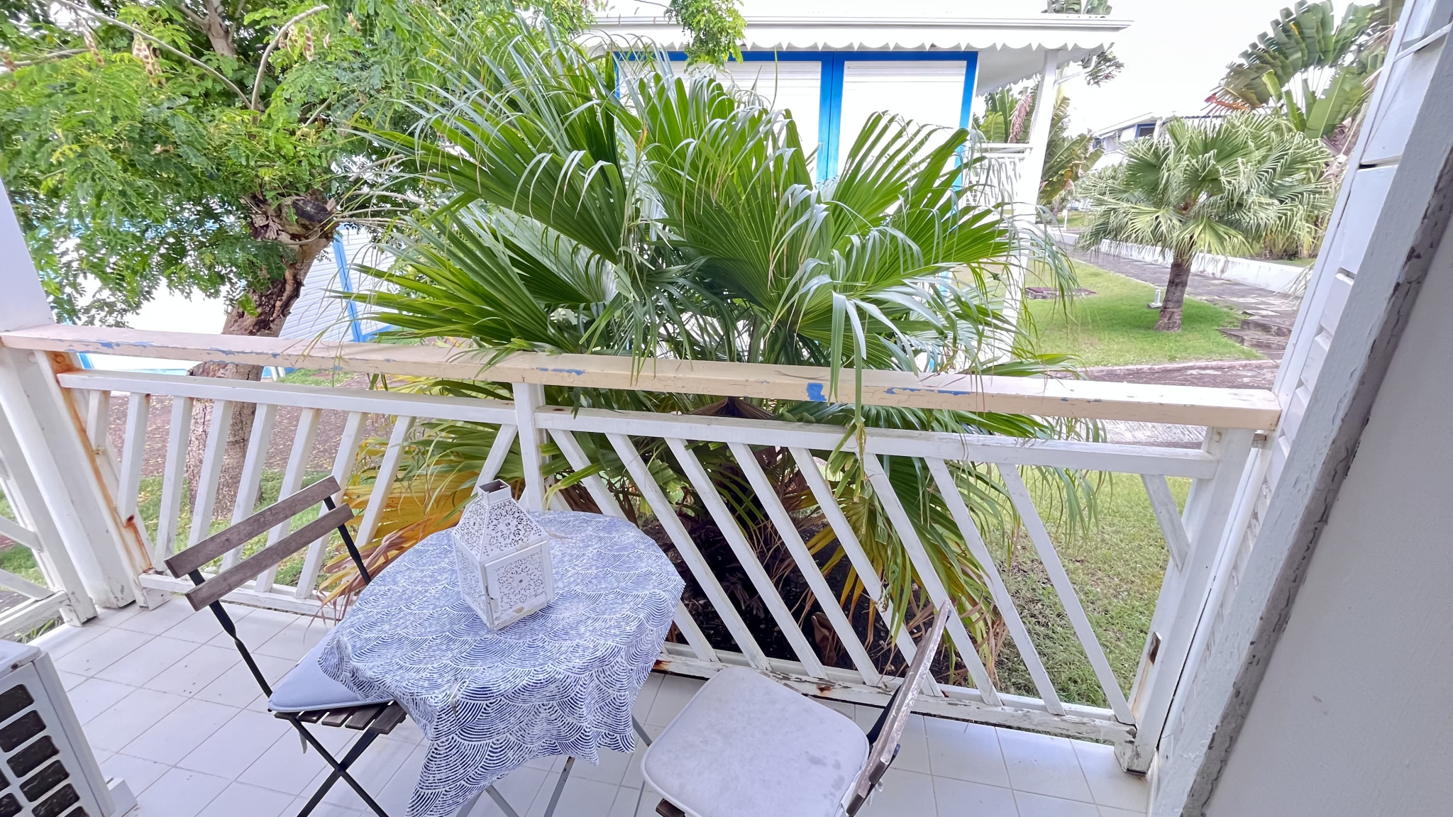 Joli studio de vacances au bord d'un lagon.